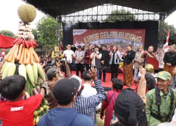 Warga Mijen Kirab Budaya Pawai Gunungan Peringati Sumpah Pemuda